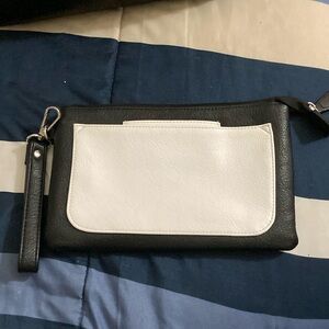 Cute clutch/wristlet in excellent condition
